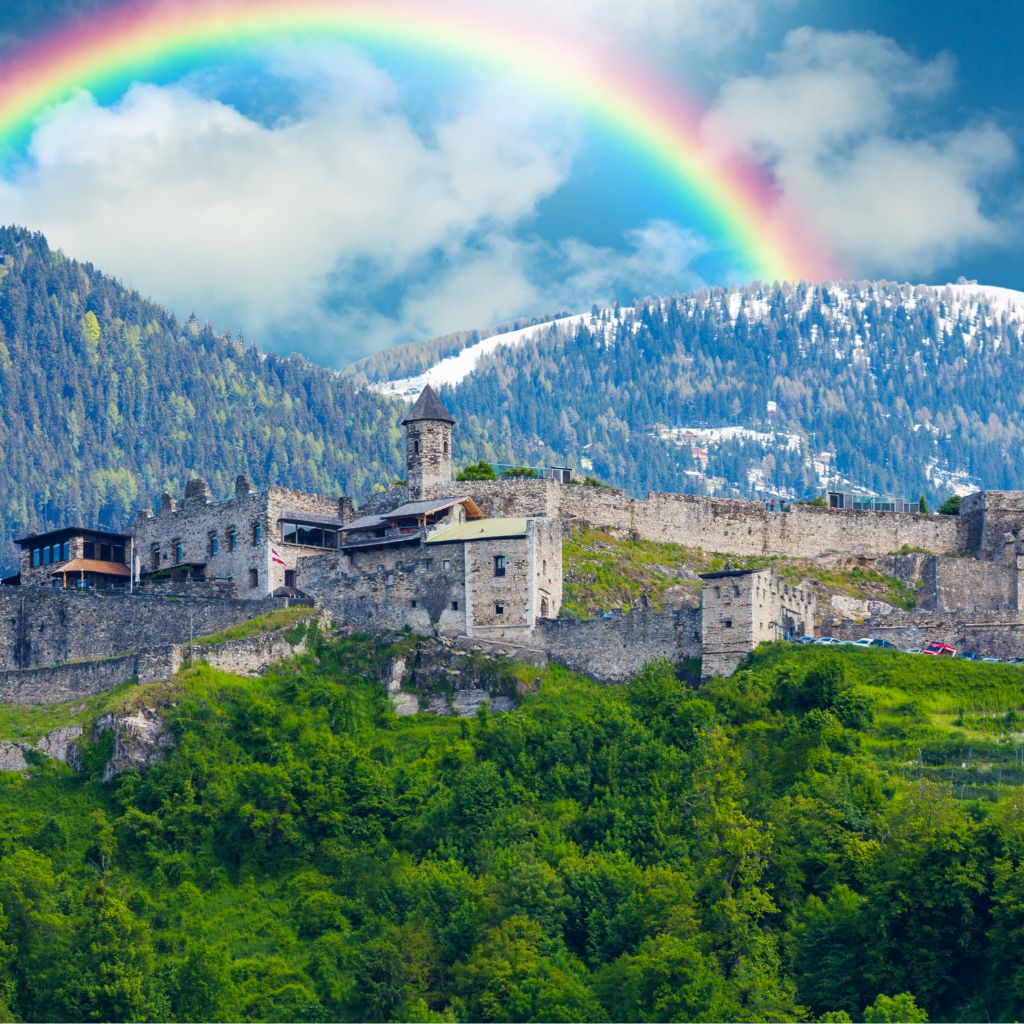Wo Adler kreisen und Affen spielen: Ein Tag auf Burg Landskron
